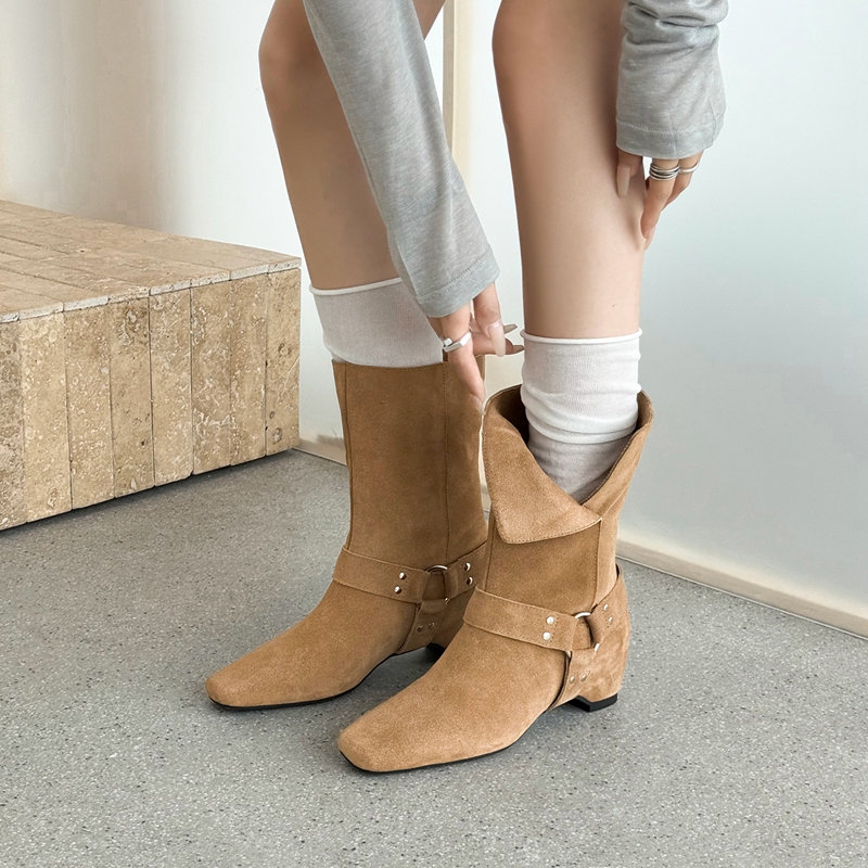 Street Fashion Look - Sepatu Bot Ankle Suede Wanita dengan