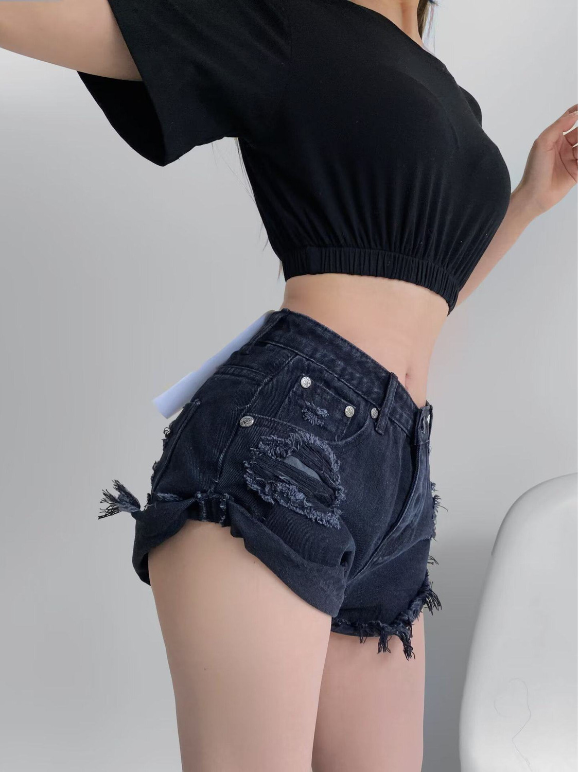 Distressed Jean Rip - Celana Pendek Denim Wanita Pinggang Rendah
